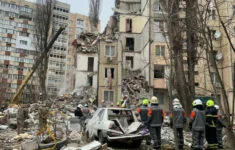 Ruský dron zasáhl bytový dům v Oděse (2. 3. 2024)