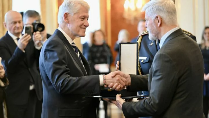 Bill Clinton převzal z rukou prezidenta Petra Pavla Řád TGM