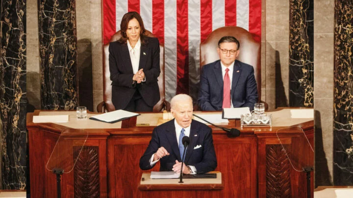 Joe Biden, 7. března 2024: „Historie se dívá. Pokud Spojené státy nyní ustoupí, ohrozí tím Ukrajinu. Evropa je v ohrožení. Svobodný svět je v ohrožení, což dodává odvahu těm, kteří nám chtějí ublížit.“
