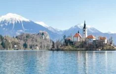 Romantické kulisy Bledu tvoří jezero s kostelem na ostrůvku, hrad vypínající se na skále a vrcholky hor kolem