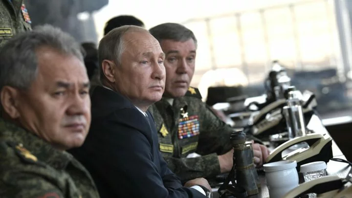 Putin s dlouholetým ruským ministrem obrany Sergejem Šojgu (vlevo) a náčelníkem generálního štábu Valerijem Gerasimovem na vojenském cvičení Vostok 2018.
