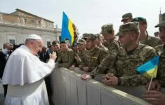 Papež František žehná ukrajinským vojákům na Svatopetrském náměstí v Římě (2016).
