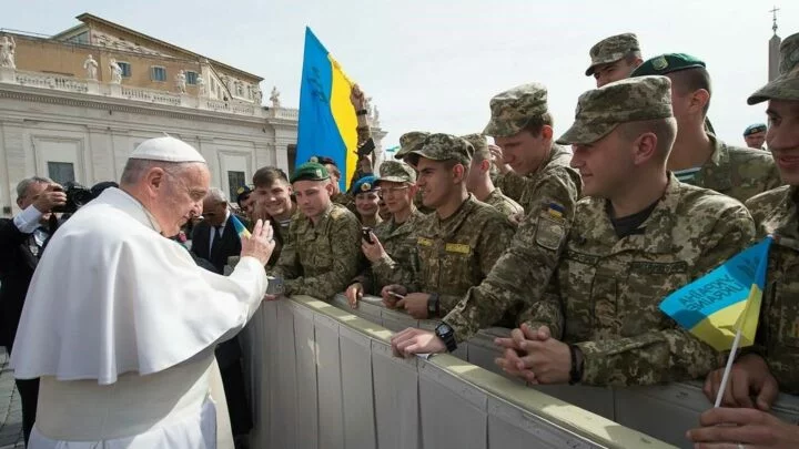 Papež František žehná ukrajinským vojákům na Svatopetrském náměstí v Římě (2016).