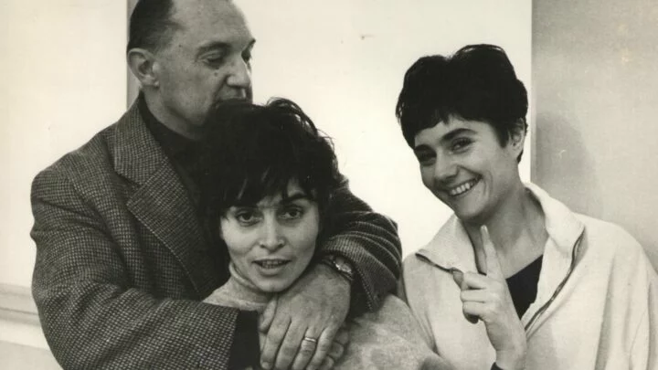 Z natáčení psychodramatu O něčem jiném (1963): vedoucí tvůrčí skupiny Bohumil Šmída v objetí s režisérkou Věrou Chytilovou a Evou Bosákovou