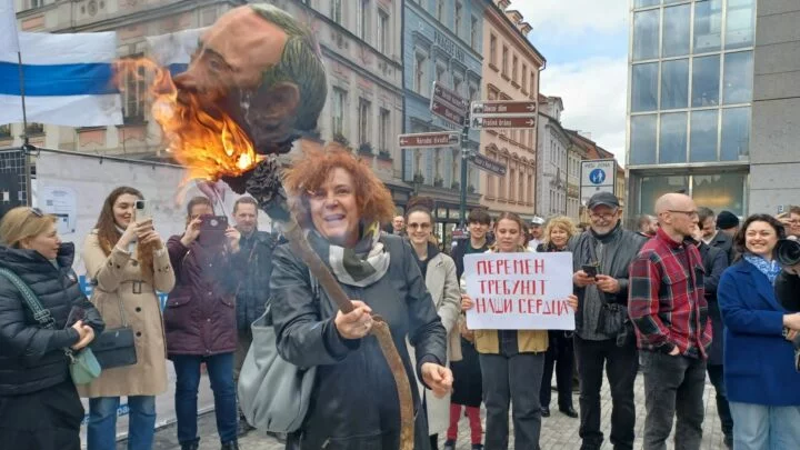 Pálení masky Putina v Praze na Můstku