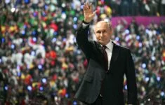 Vladimir Putin na závěrečném ceremoniálu Světového festivalu mládeže. 