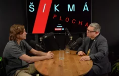 Historik a filosof Petr Hlaváček (vpravo) hovořil v podcastu Šikmá plocha s historikem a ukrajinistou Davidem Svobodou.