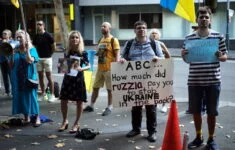 Proti vysílání ruské propagandy v televizi demonstrovali lidé před sídlem televize ABC.