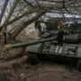 Posádka tanku T-72 u Orichivu na Ukrajině.
