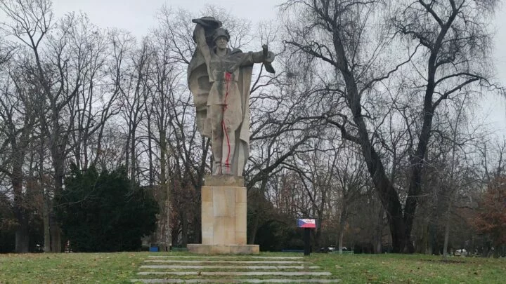 Socha s názvem Čest a sláva sovětské armádě v parku Jiráskovy sady v Litoměřicích.