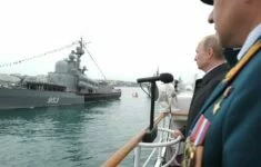 Ruský prezident Vladimir Putin během námořní přehlídky lodí Černomořské flotily v roce 2014 v Sevastopolu na okupovaném poloostrově Krym.
