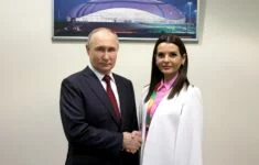 Vladimir Putin a jeho moldavská proruská figurka Jevgenija Guculová