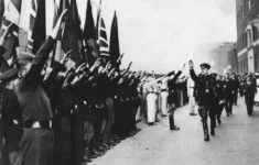 Mohutnými pochody prezentoval sílu a organizovanost svého fašistického hnutí. Britská vláda reagovala zákazem nošení politických uniforem. 