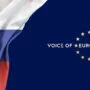 Portál Voice of Europe byl v březnu prohlášen za zástěrku ruské propagandy a dezinformací. Vlivy Ruské federace odkryly české a belgické úřady. 