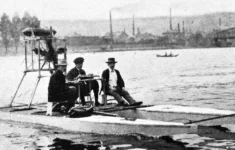 Hydrobus Karla Tučka (muž za řídítky) urazil v létě 1912 vzdálenost mezi Vyšehradskou skalou a Chuchlí za čtrnáct minut 