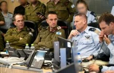 Náčelník generálního štábu Izraelských ozbrojených sil Herci Halevi (uprostřed) během řízení obrany při útoku Íránu na Izrael (14. 4. 2024).