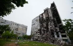 Zničená obytná budova v Charkově