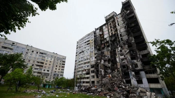 Zničená obytná budova v Charkově