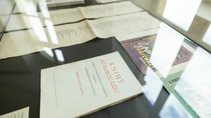 Výročí nuceného zániku soukromých nakladatelství připomenula výstavka v Muzeu literatury nazvaná Knihy do rukou lidu. 