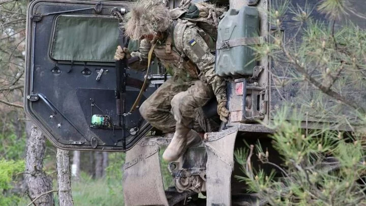 Ukrajinský voják vyskakuje z bojového vozidla