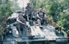 Vojáci 47. mechanizované brigády a jejich  bojové vozidlo Bradley.