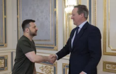 Ukrajinský prezident Volodymyr Zelenskyj a britský ministr zahraničí David Cameron