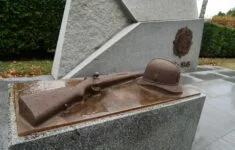 Pomník obětem okupace z řad policie a četnictva. Řada z nich zahynula právě v bojích v Pražském povstání. 