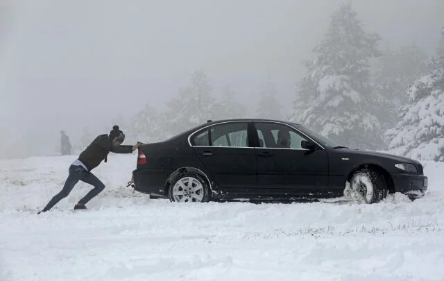 Sníh nadělal řidičům problémy