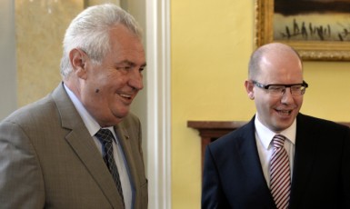 Premiér Bohuslav Sobotka (vpravo) vítá prezidenta Miloše Zemana, který se 21. července zúčastnil jednání vlády v jejím pražském úřadu. (foto: ČTK)