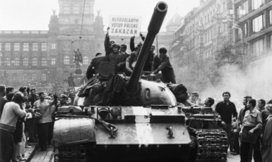 Ruský tank na Václavském náměstí, srpen 1968 (ČTK)