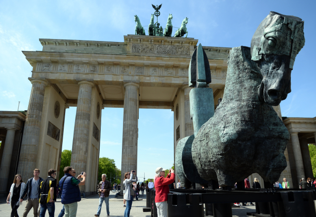 Horse sculptures of the Mexcican artist Gustavo Aceves are presented in front of the Brandenburg gate in Berlin, Germany, 03 May 2015. ‚Lapidarium – overcoming borders‘ – under this motto the Mexican wants to refer back to the quadriga horse and carriage on the gate using archaelogical remains to build the sculptures. Photo: BRITTA PEDERSEN/dpa (ČTK)