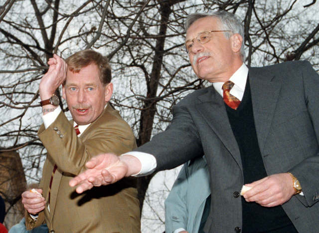 Václav Havel a Václav Klaus krmí labutě  (ČTK/Turek Tomáš)