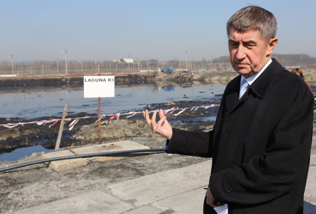 Ministr financí Andrej Babiš si 17. března při návštěvě Ostravy prohlédl ropné laguny v areálu bývalé chemičky Ostramo, které jsou jednou z největších ekologických zátěží v regionu a v zemi vůbec. (ČTK)