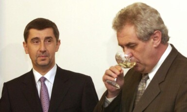 Osudová přitažlivost. Andrej Babiš s Milošem Zemanem v roce 2002. (ČTK)