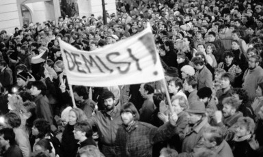 Snímek z listopadových demonstrací v roce 1989 (ceskatelevize.cz)