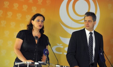 Ministryně práce a sociálních věcí Michaela Marksová s Jiřím Dientsbierem (ČTK)