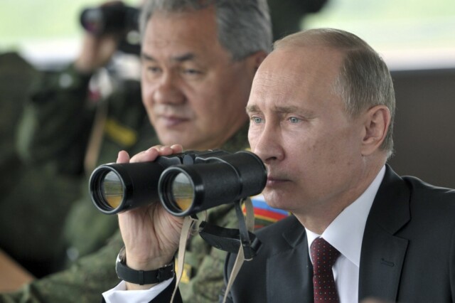 Ruský prezident Vladimir Putin a ministr obrany Sergej Šojgu (ČTK)