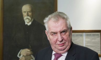 Zeman před obrazem TGM. Nesrovnatelní prezidenti (ČTK)