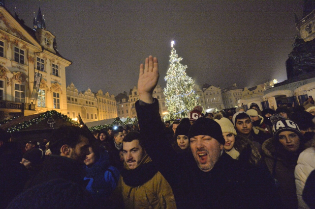 Oslavy Silvestra na Staroměstském náměstí v Praze v roce 2017  (ČTK)