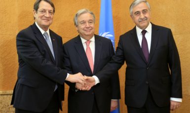 Generální tajemník OSN António Guterres a prezidenti Kypru a Turecka Nikos Anastasiadis a Mustafa Akinci (ČTK/AP)