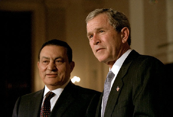 Hosni Mubarak (vlevo) a George W. Bush (Wikimedia Commons)