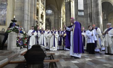 Jan Graubner jako olomoucký arcibiskup při pohřbu kardinála Miloslava Vlka v katedrále sv. Víta na Pražském hradě (ČTK)