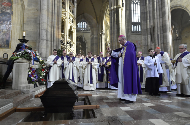 Jan Graubner jako olomoucký arcibiskup při pohřbu kardinála Miloslava Vlka v katedrále sv. Víta na Pražském hradě (ČTK)