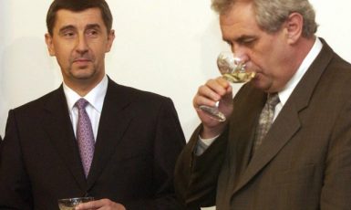Majitel Agrofertu Andrej Babiš s premiérem Milošem Zemanem po slavnostním podpisu smlouvy o prodeji 63 procentního státního podílu ve společnosti Unipetrol Agrofertu (ČTK)