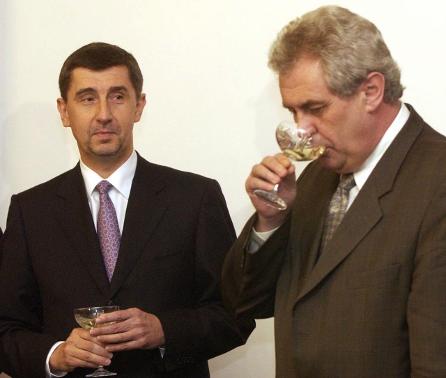 Majitel Agrofertu Andrej Babiš s premiérem Milošem Zemanem po slavnostním podpisu smlouvy o prodeji 63 procentního státního podílu ve společnosti Unipetrol Agrofertu (ČTK)