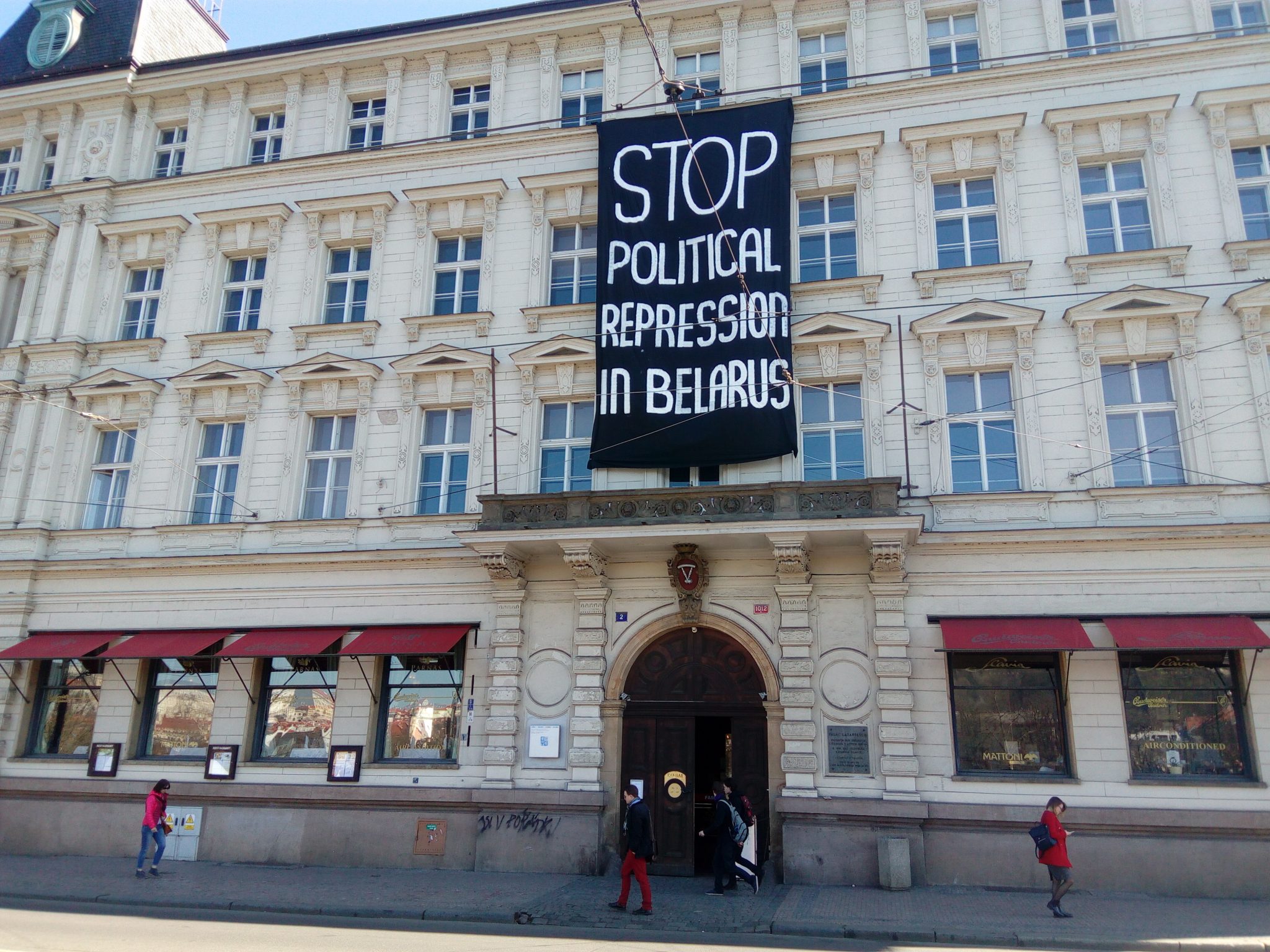 Transparent na Páláci Lažanských na Smetanově nábřeží v Praze. (Michal Závada)