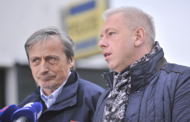 Zleva ministr obrany Martin Stropnický a ministr vnitra Milan Chovanec  (ČTK)