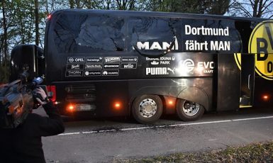 Napadený autobus fotbalistů Dortmundu (Twitter)