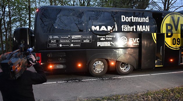 Napadený autobus fotbalistů Dortmundu (Twitter)