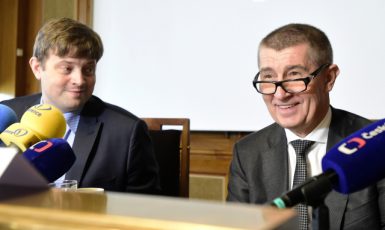 Generální ředitel finanční správy Martin Janeček a premiér Andrej Babiš (ČTK)
